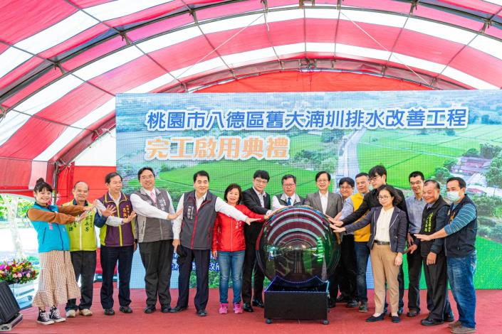 市長與貴賓一同進行啟用儀式