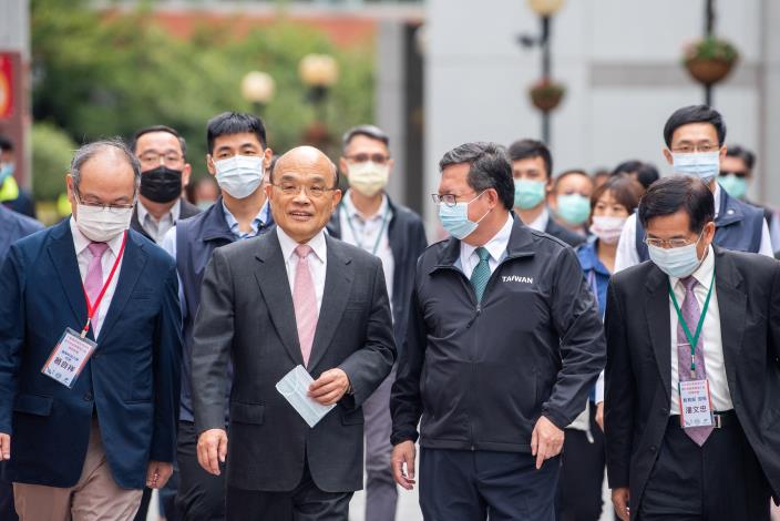 蘇院長、潘部長、鄭市長及葛校長共同步入會場