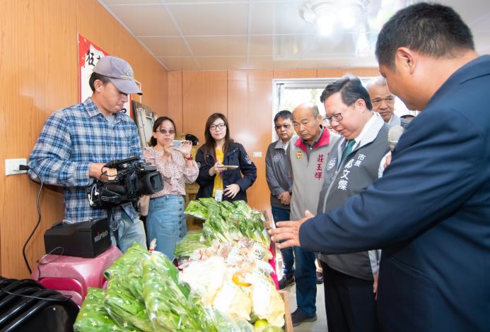 桃園青農吳成富向市長介紹有機蔬菜