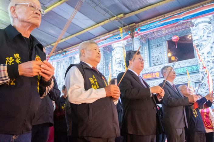 鄭市長和與會貴賓共同上香祈福，祈願眾神庇佑台灣