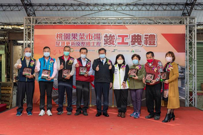 市長與愛心攤商合影