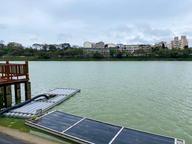 員08池埤塘水量約8萬噸，若以每天抽水2,000噸來計算，約可供應1萬人每月的用水