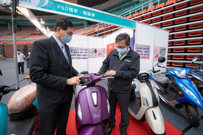 鄭市長查看PGO機車，鼓勵桃園在地企業