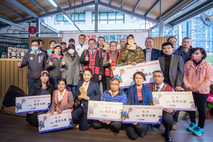 市長與原住民族產業創新創業競賽得獎者合影