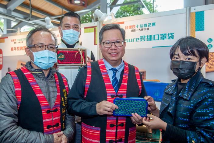 市長與得獎業者合影