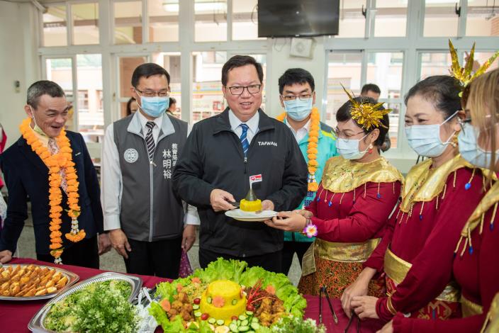 鄭市長品嚐新住民朋友們準備的道地家鄉美食