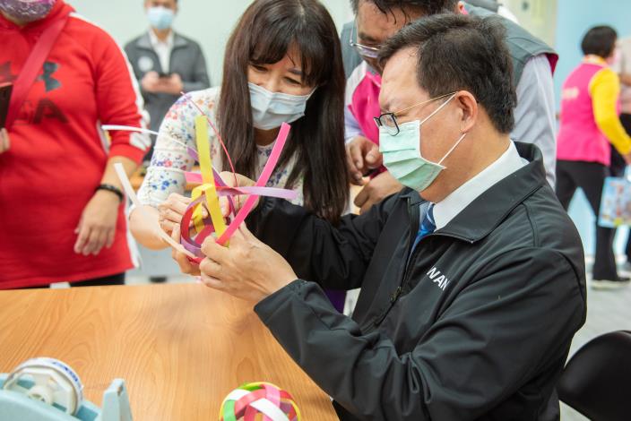 鄭市長與新住民朋友學習製作傳統藤球