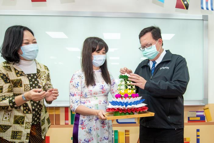 鄭市長學習製作具有祈福意義的泰國水燈