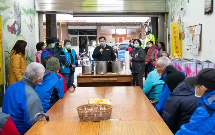 市長致詞，提醒街友注意保暖迎接新年