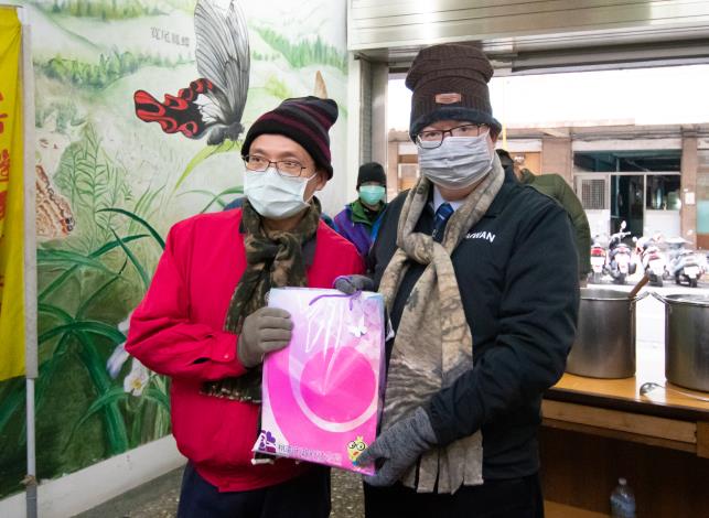市長發送禦寒物資包