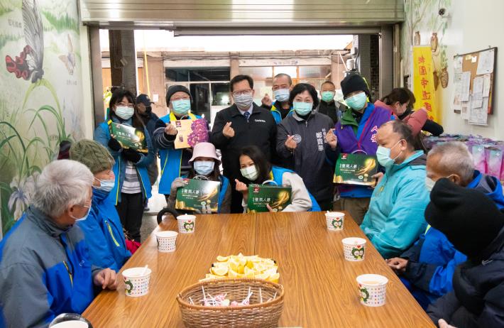 市長與工作人員及民眾合影