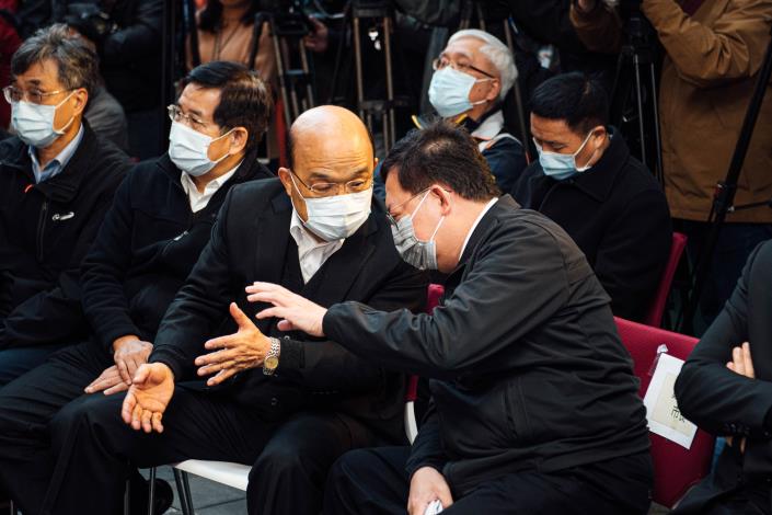 鄭市長向院長說明桃園食材平台