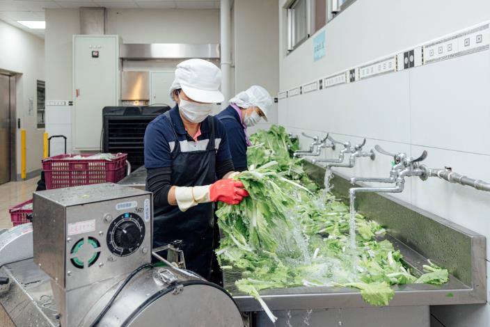 學校廚工清洗食材