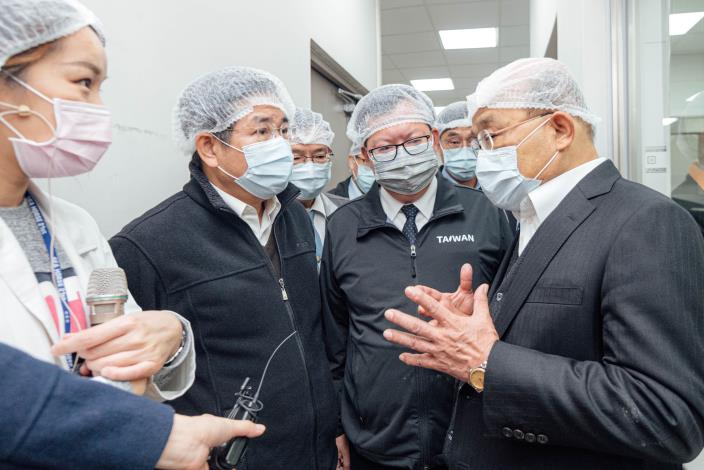 鄭市長陪同行政院長蘇貞昌等人訪視大溪國小
