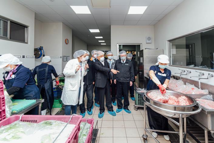 工作人員解說各項食材來源