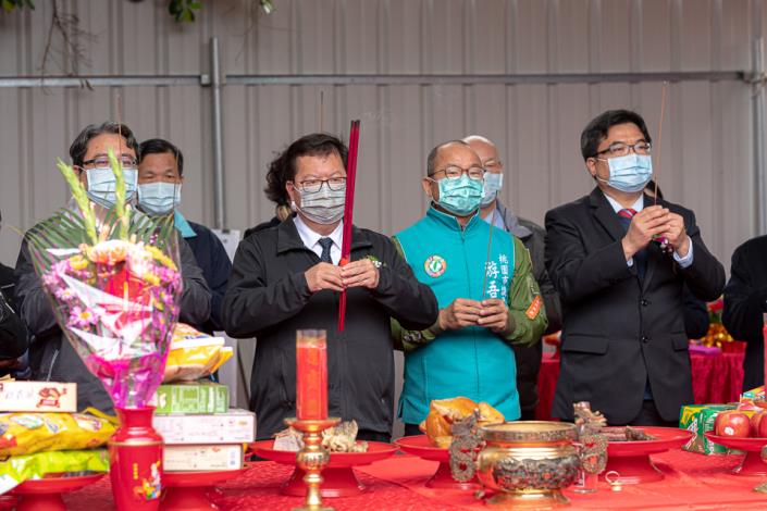 市長和與會來賓參香，祈求工程順利
