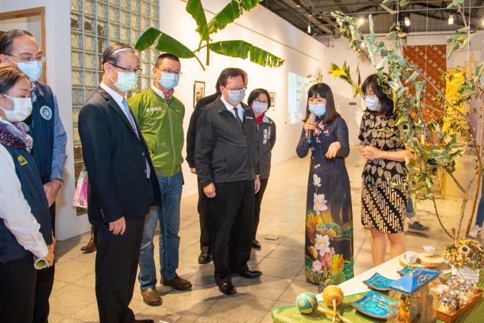市長和貴賓一同參觀新住民文化會館展品
