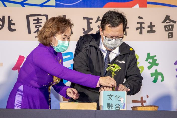 市長親手種下植栽，傳達祝福之意
