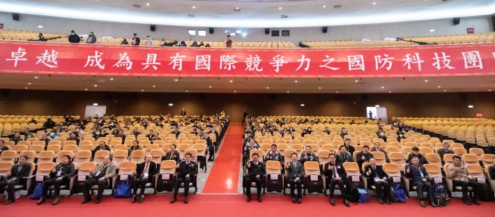鄭市長和與會貴賓比讚合影