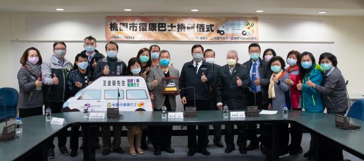 鄭市長、王金榮總會長與新莊里里民合影