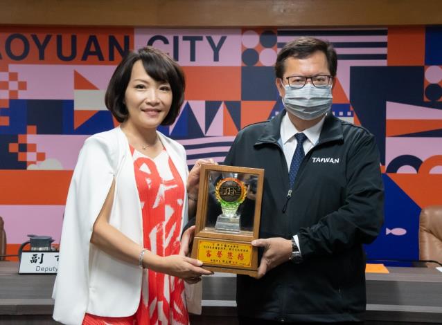 市長頒發獎牌予榮獲「第55屆廣播金鐘獎」教育文化節目獎得主徐子雁