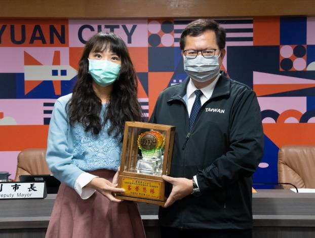 市長頒發獎牌予榮獲「109年台灣原創流行音樂大獎客語組」佳作的蕭佩茹