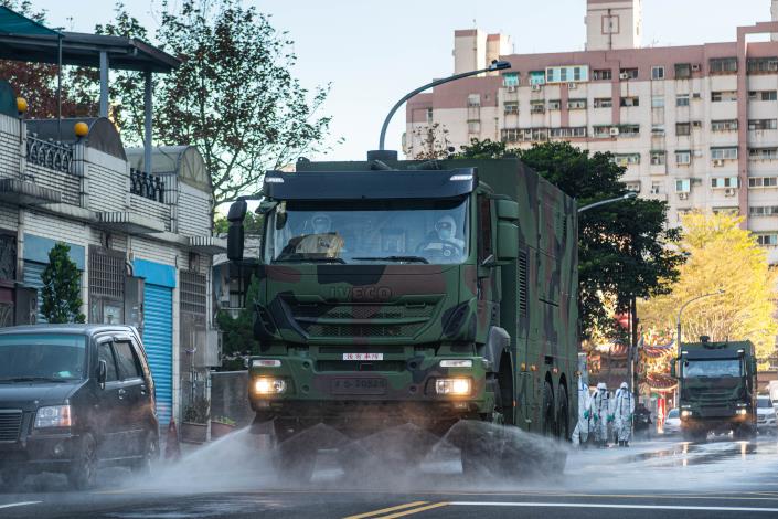 國軍出動消毒車進行支援