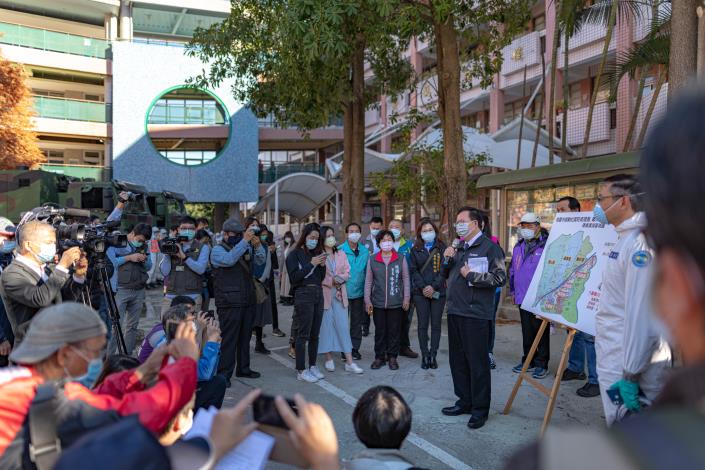 國軍今動員人力以及器具與環保局共同針對桃園醫院周邊社區進行消毒