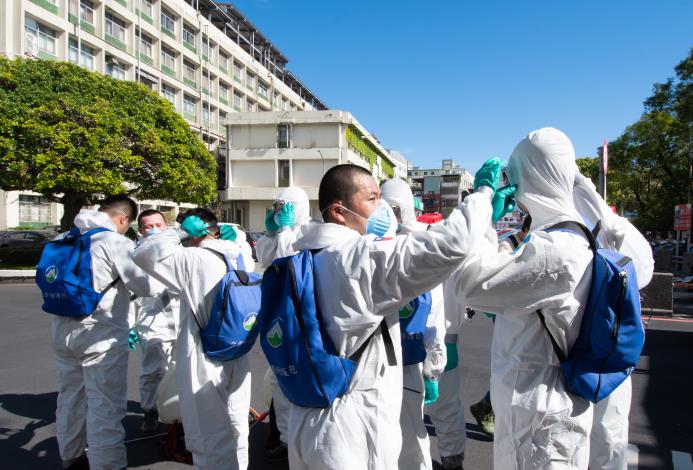 陸軍第六軍團33化學兵群弟兄相互確認裝備
