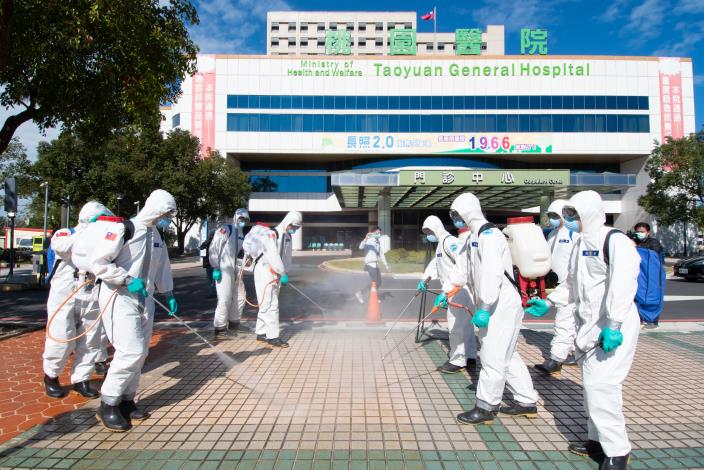 陸軍第六軍團33化學兵群弟兄著防護衣進行消毒