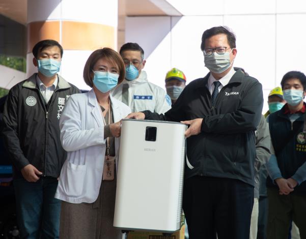 市長代表致贈部桃空氣清淨機