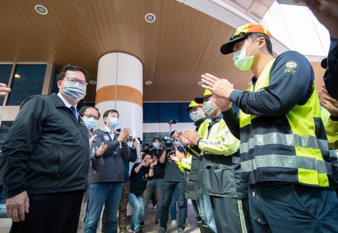 市長慰勉環保局防疫消毒大隊同仁
