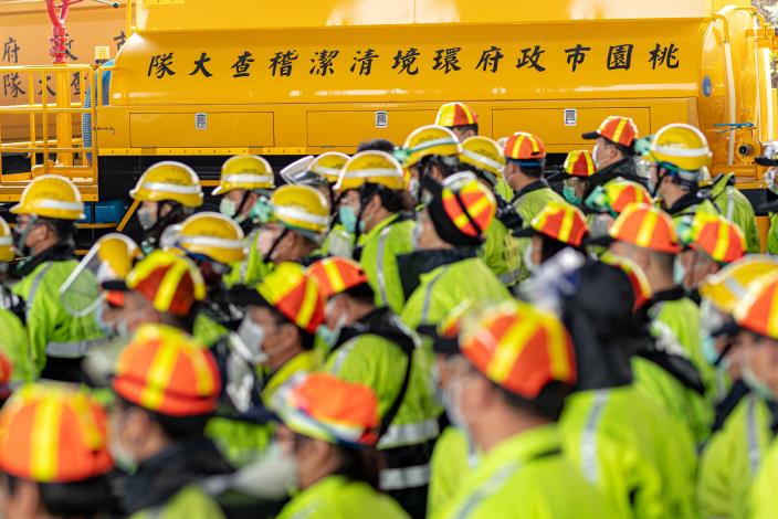 隊員協助環境清潔消毒