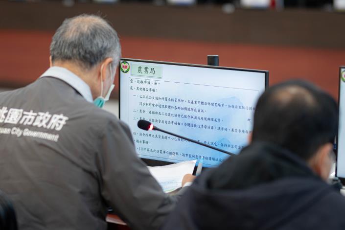 農業局長簡報說明，因應疫情需要，農事小組選舉落實各投開票所相關防疫措施