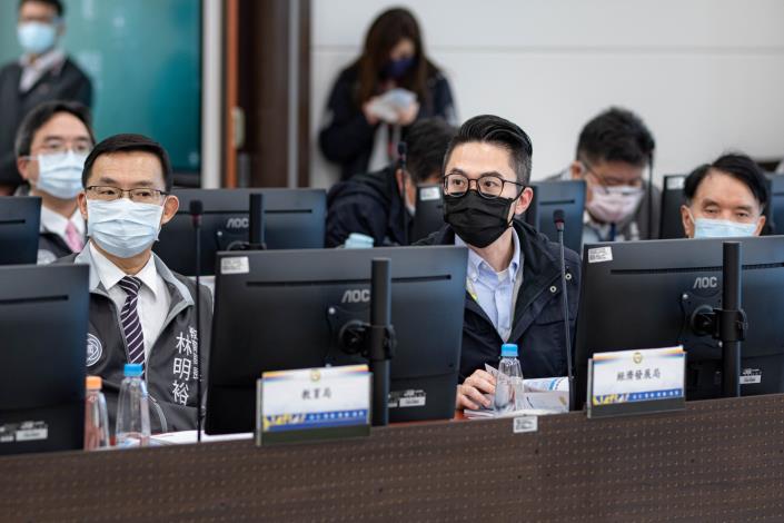 經發局長郭裕信表示，市府已發函通知廠商優先使用淨水設備取水