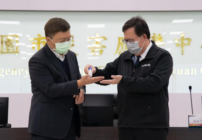市長和臺鹽實業股份有限公司董事長陳啟昱示範使用乾洗手