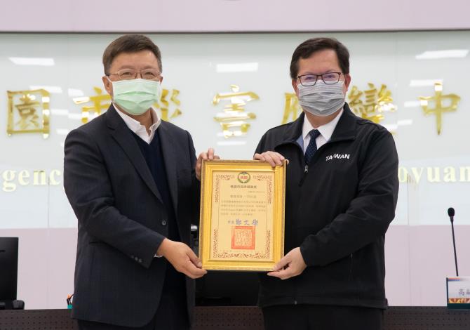 市長頒發感謝狀予臺鹽實業股份有限公司董事長陳啟昱