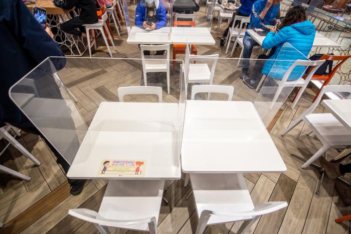 用餐區設置透明隔板，避免群聚感染風險