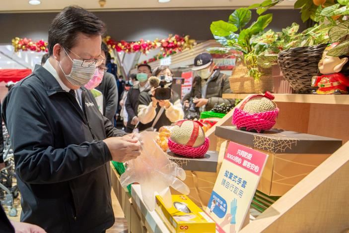 生鮮食品區提供塑膠手套給民眾使用，降低食品接觸感染源