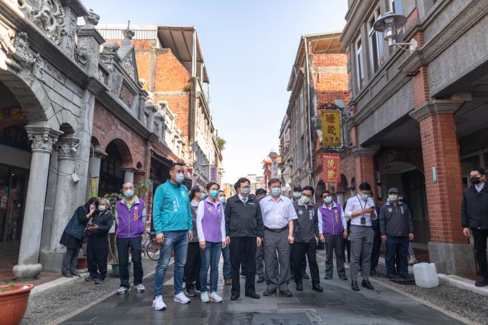 市長和與會來賓視察大溪老街消毒作業