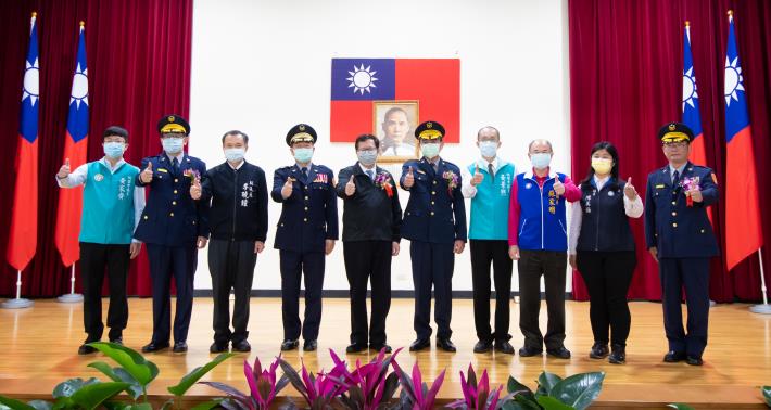 市長及與會來賓與優秀的高階警官合影留念
