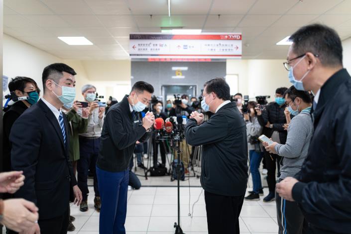 鄭市長與林市長拱手致意