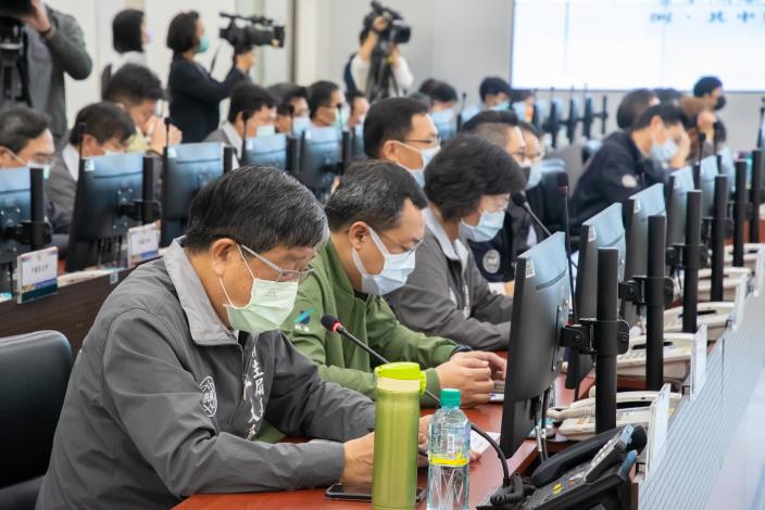 衛生局長王文彥提醒民眾如需進出醫療機構應全程佩戴口罩，遵循呼吸道衛生與咳嗽禮節，同時於進出醫療機構時落實手部衛生