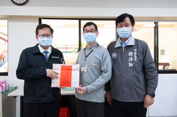 市長致贈慰勞獎品，感謝中壢區公所工作人員協助推動居家檢疫等工作