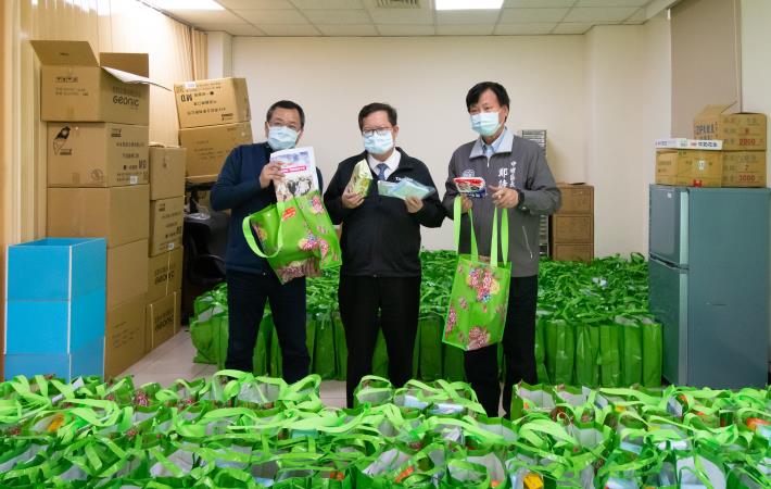 市長、民政局長陳靜航及中壢區長鄭詩鈿視察防疫包發放情況