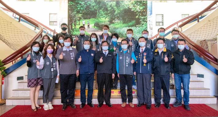 市長、民政局長陳靜航、中壢區長鄭詩鈿與同仁們合影