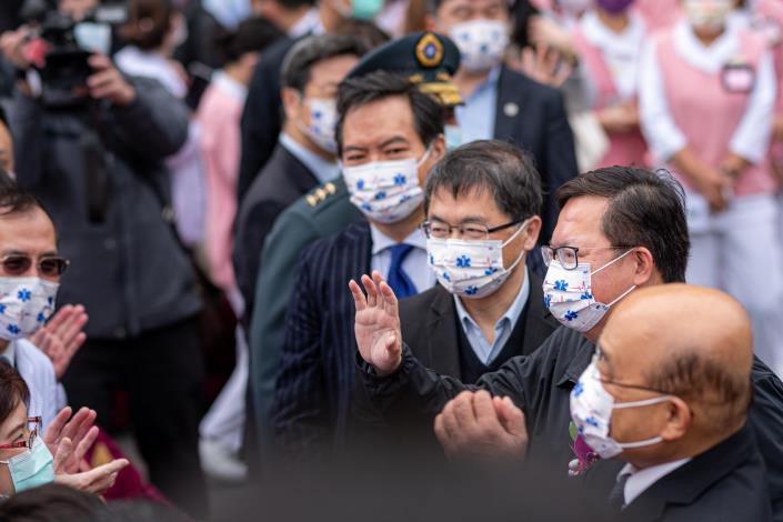 市長揮手致意