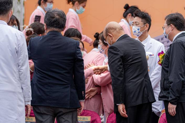 蘇院長與醫護人員握手致意