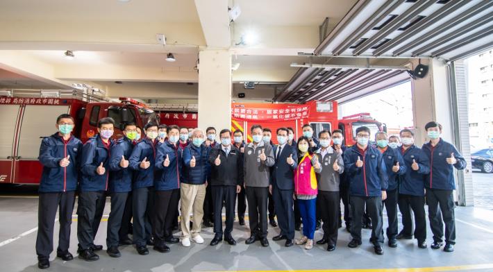 市長、與會來賓和消防局坪頂分隊同仁合影