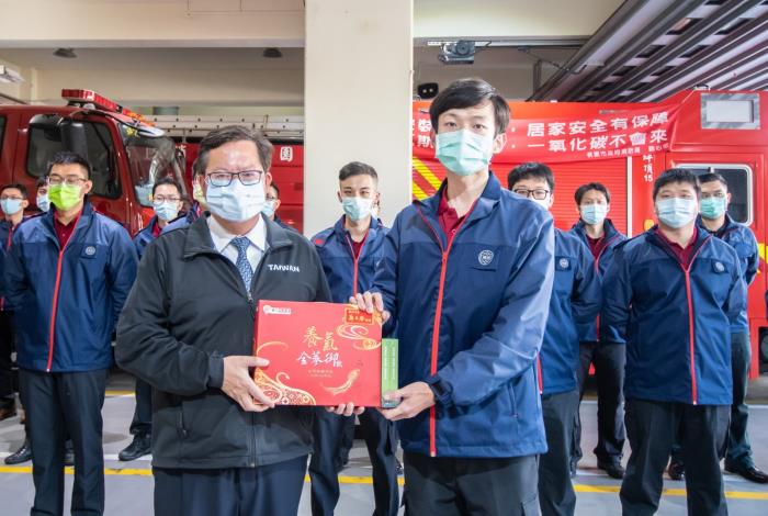 市長致贈慰問禮品，感謝消防同仁執勤的辛勞
